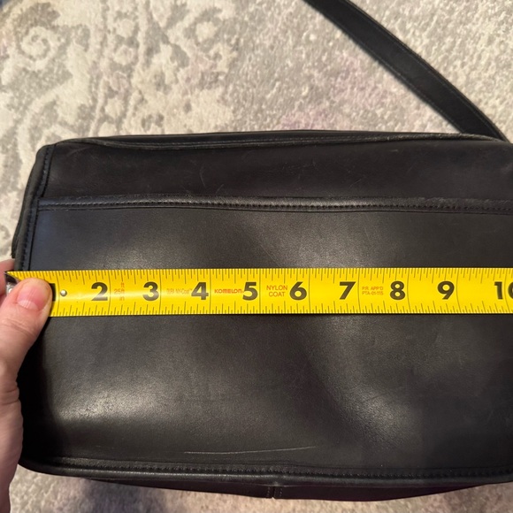 Vintage Coach Carson Zippered
Black Leather Rectangle Shoulder Bag #D4C-9939 - Picture 15 of 16